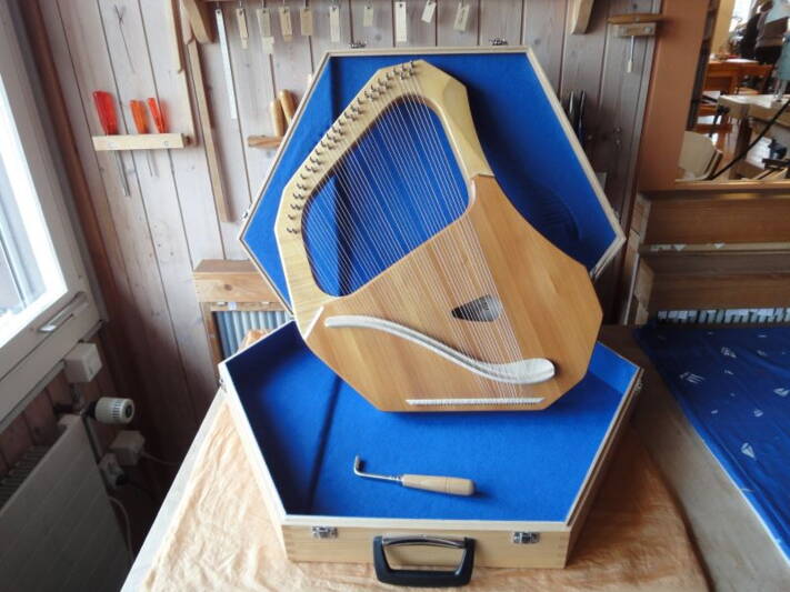 kommission_leier_grosse_sopran_900x600px.jpg Zoom: kommission_leier_grosse_sopran_900x600px.jpg