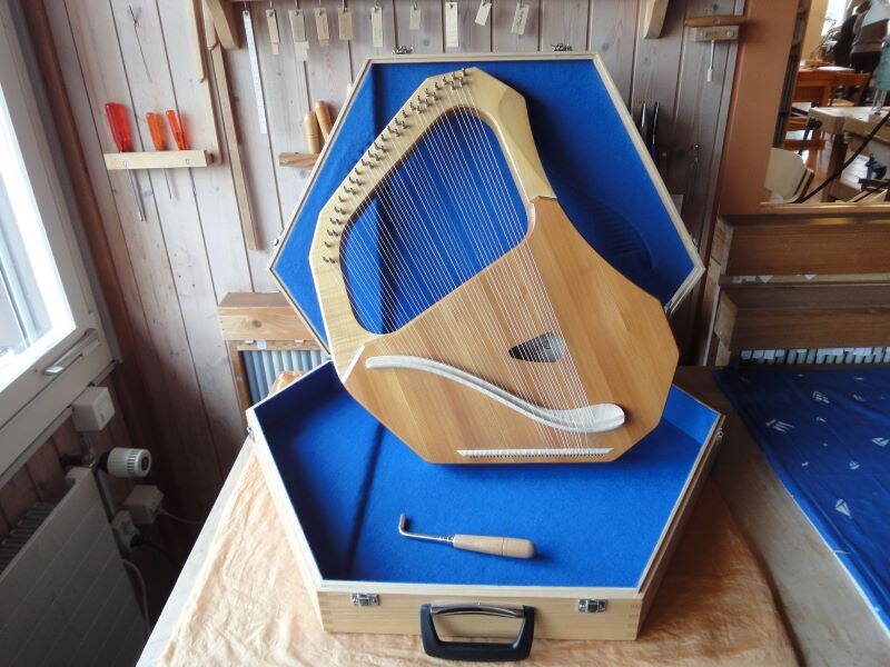 kommission_leier_grosse_sopran_900x600px.jpg Zoom: kommission_leier_grosse_sopran_900x600px.jpg